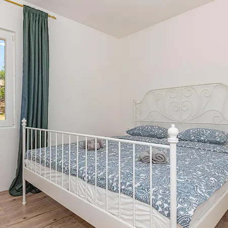 Apartment Gorgeous In Danilo With Kitchen *